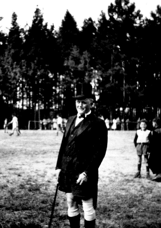 Willy Schmidt Schiedsrichter mit Zylinder 1955 a. d. alten Sportplatz